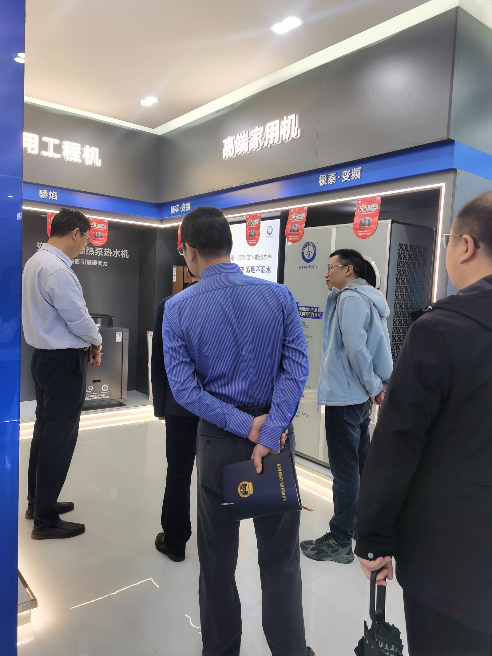 客户到店参观看机